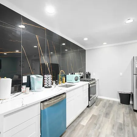 Lovely Montrose 3Br Apt With Fast Wi-Fi & Free Park